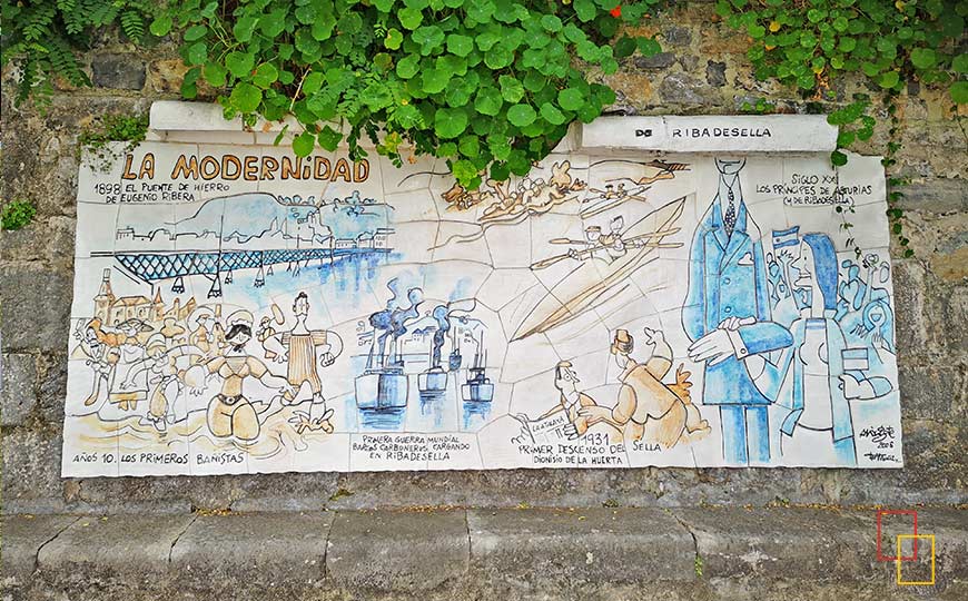 Uno de los seis murales con la historia de la villa de Ribadesella