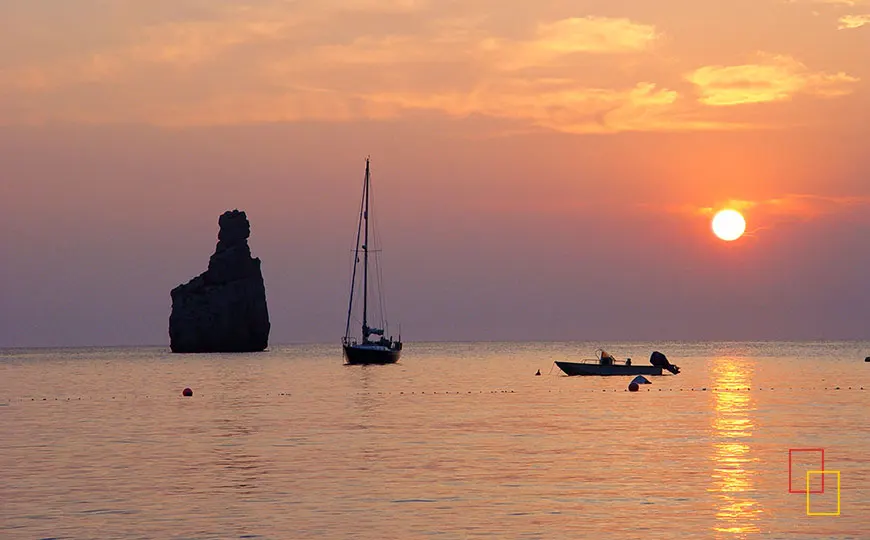 Cala de Benirràs al norte de Ibiza, una parada esencial en qué ver en Ibiza en 4 días, con atardeceres espectaculares y aguas cristalinas