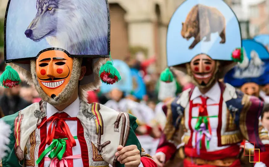 tradicionales Cigarrones en el Carnaval de Verín