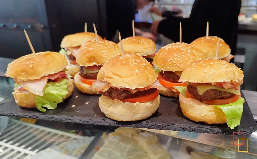 Mini hamburguesas de carne con ingredientes frescos en el Cityexpress Hotel Fernando III Nájera