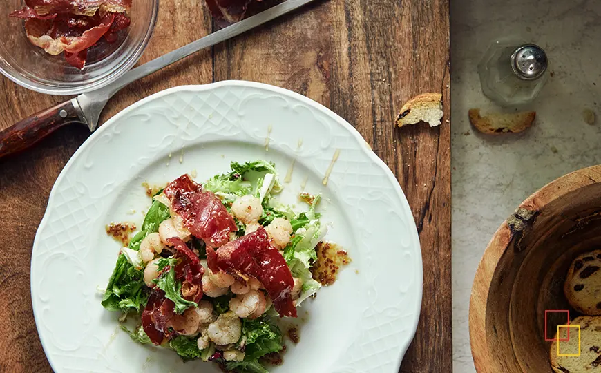 Ensalada con jamón y gambas en Del Carmen Restaurante