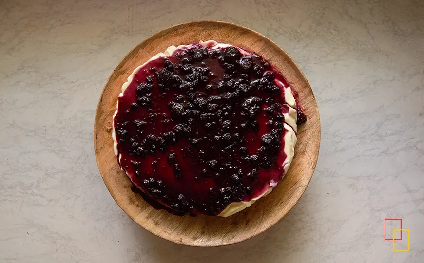 Postre con frutos rojos en Del Carmen Restaurante