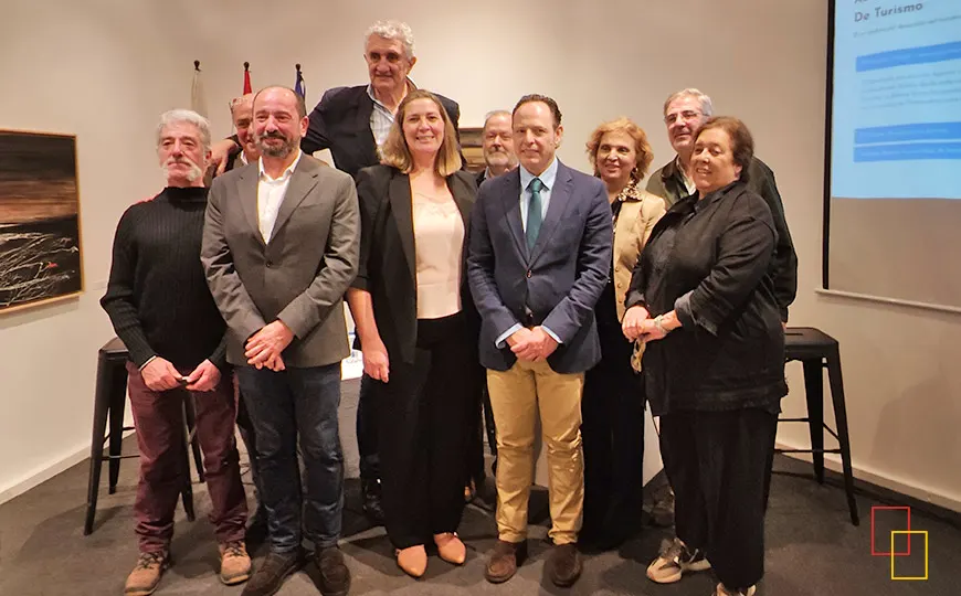 Embajadores de AXGATUR junto a Victoria Maseda, presidenta, y la junta directiva, uniendo esfuerzos para promover la gastronomía y turismo gallegos en Madrid.