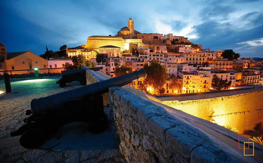 Vista del casco antiguo de Eivissa, Dalt Vila, uno de los principales lugares que ver en Ibiza en 4 días, con sus murallas renacentistas y catedral al fondo