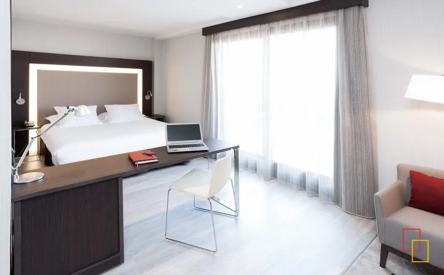 Habitación executive con cama Queensize y salón en Novotel Madrid Center