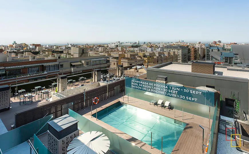 Terraza y piscina en Novotel Madrid Center