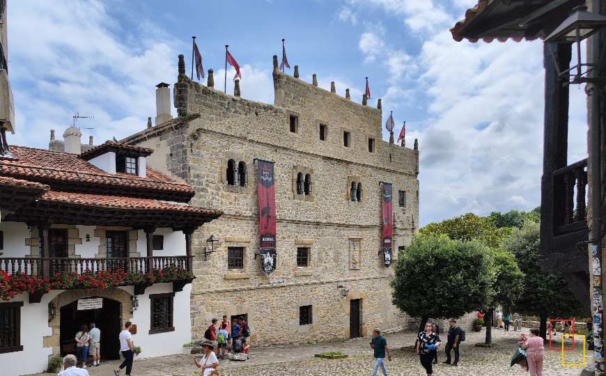 Fachada principal del Palacio de Velarde