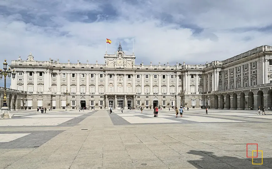 Por la izquierda tiene acceso a la Real Armería y de frente a las estancias incluidas en la visita general