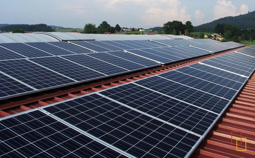 Instalación de paneles solares en un hotel