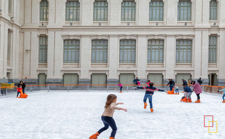 niños patinando sobre hielo en el Palacio de Cibeles