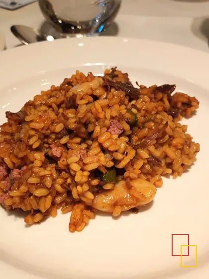 Arroz de carrillera de ternera con trigueros, garrofón y foie