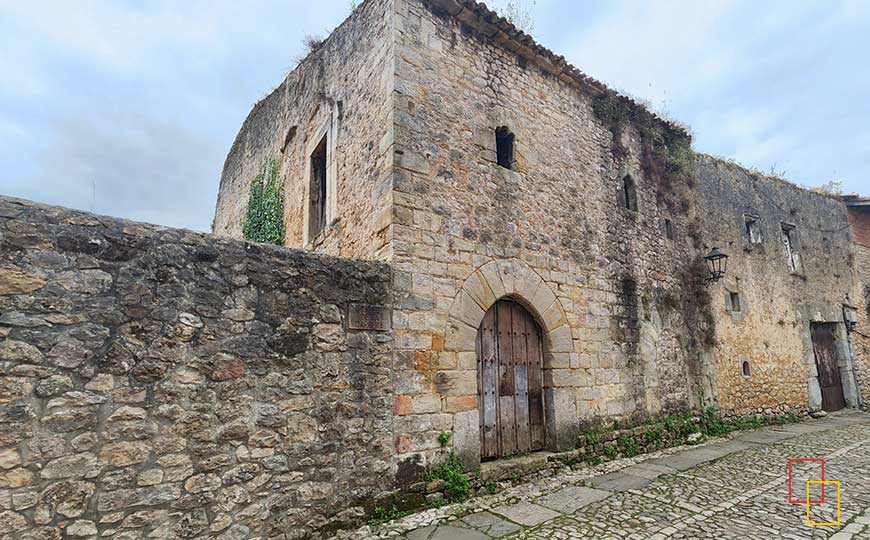 Vista fachada principal Torre de Los Velarde